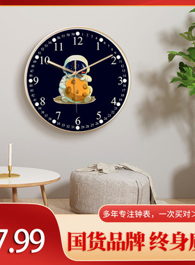 创意钟表挂钟客厅现代家用时尚太空人宇航员卡通儿童时钟表电波钟