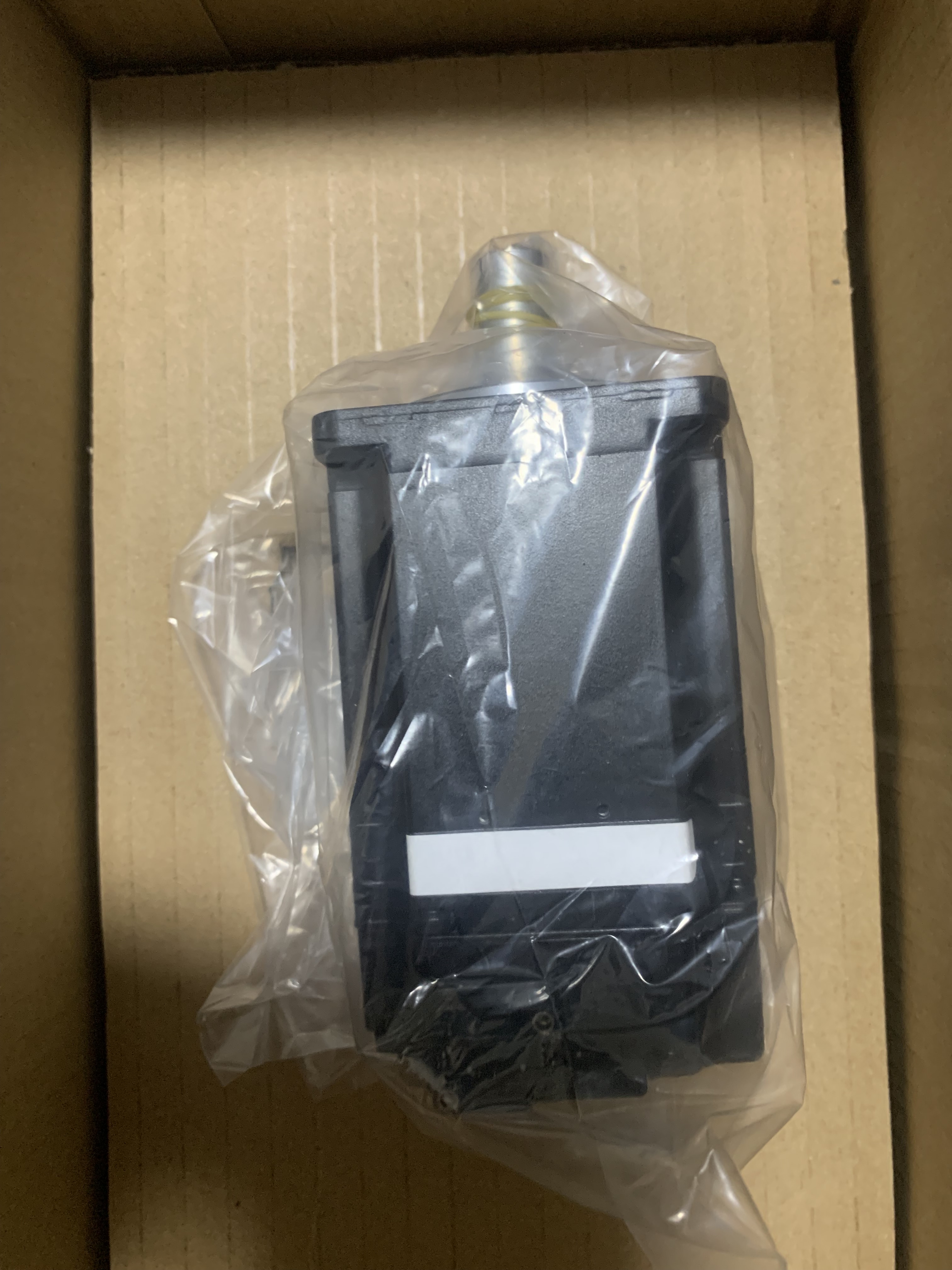 SGMJV-01ADL2C 原装安川100W伺服电机带刹车全新质保一年现货包邮