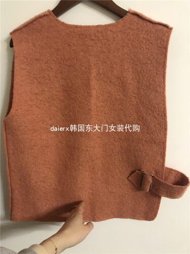 森系橘色百搭风毛呢侧开叉背心