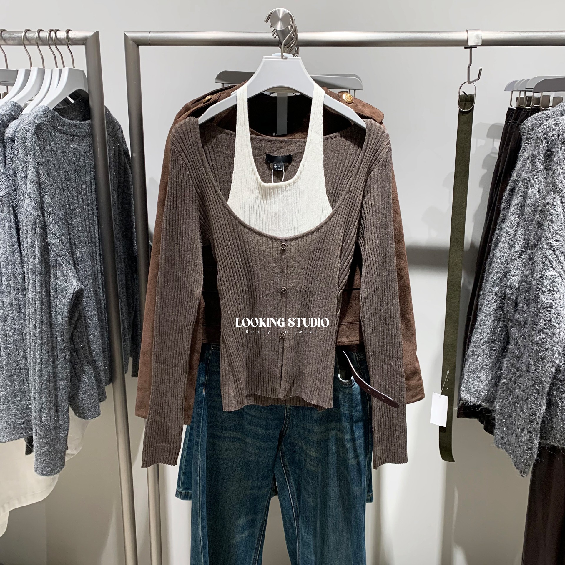 UR&DC2025秋季新款明星同款挂脖扣饰拼接假两件长袖针织衫女上衣