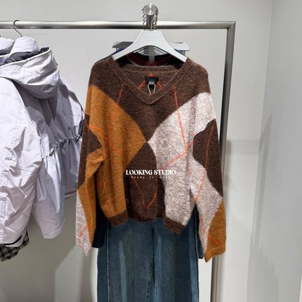 UR&DC2025冬季新款撞色琥珀流光风复古菱格纹V领套头长袖针织衫女