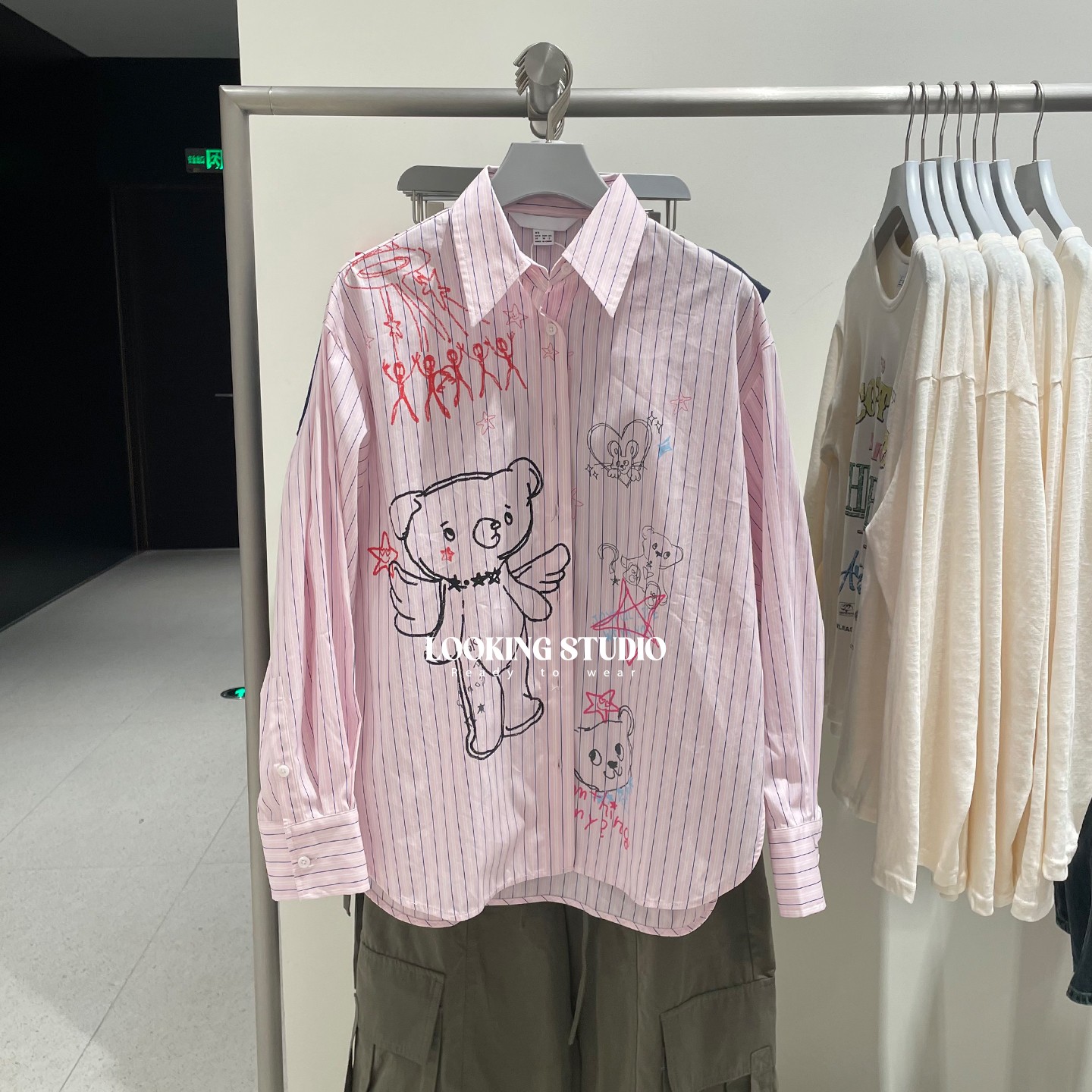 UR&DC2025秋季新款设计感潮流童趣手绘图案竖条纹开襟长袖衬衫女