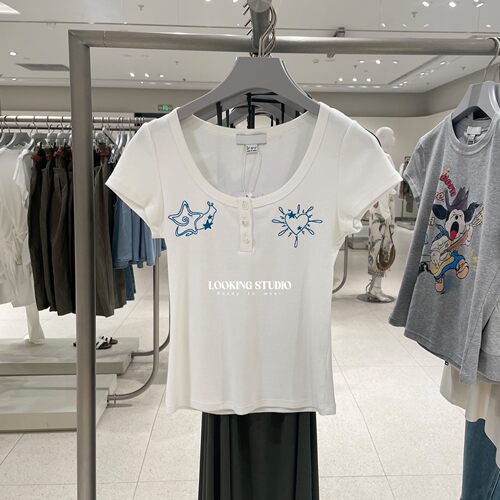 UR&DC2026夏季新款休闲设计感刺绣纽扣半开襟短袖白T恤女短款上衣