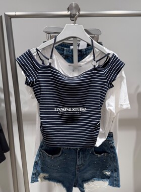 UR&DC2026夏季新款潮流挂脖吊带条纹印花一字领短袖T恤女短款上衣