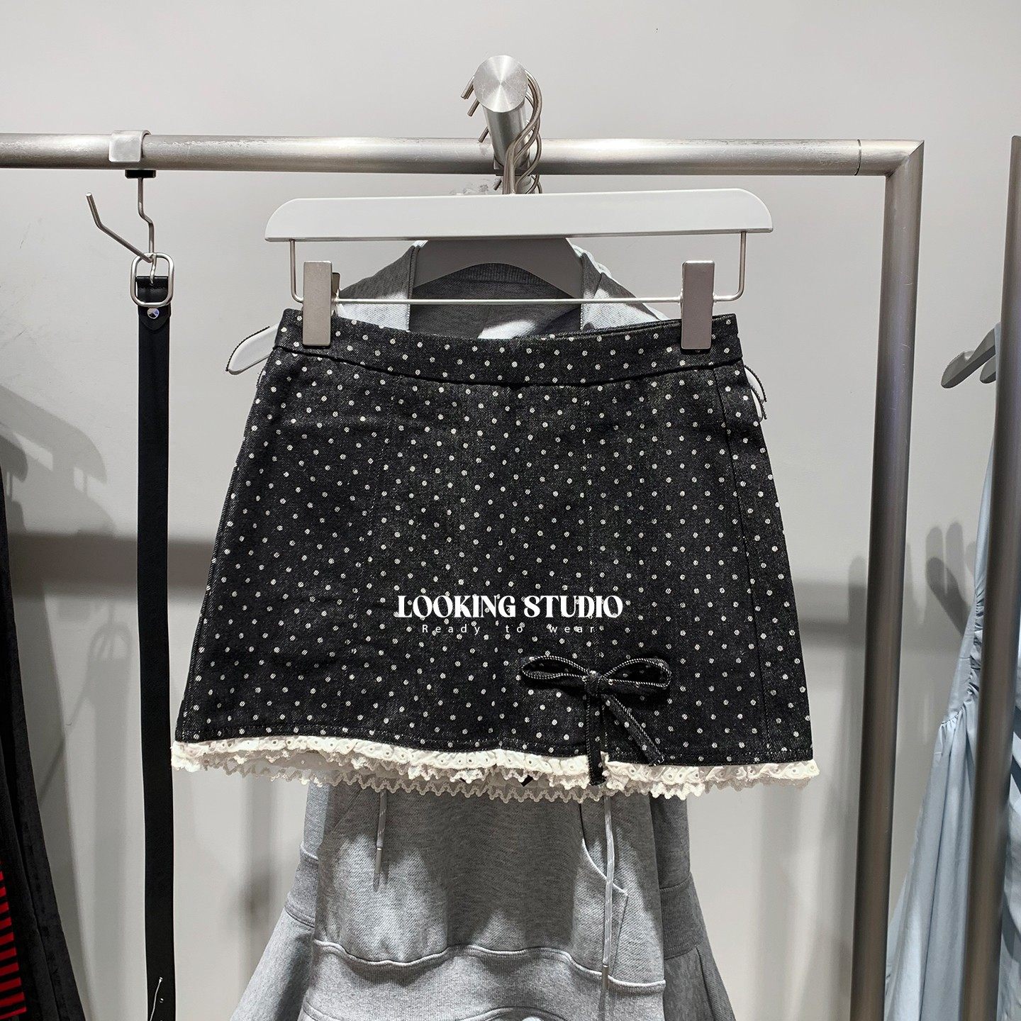 UR&DC2025秋季新款丹宁回潮波点棉质短款牛仔半裙蝴蝶结开叉A字裙