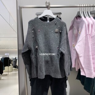 UR&DC2025冬季新款简约格雷系金属装饰长袖圆领针织衫女套头毛衣