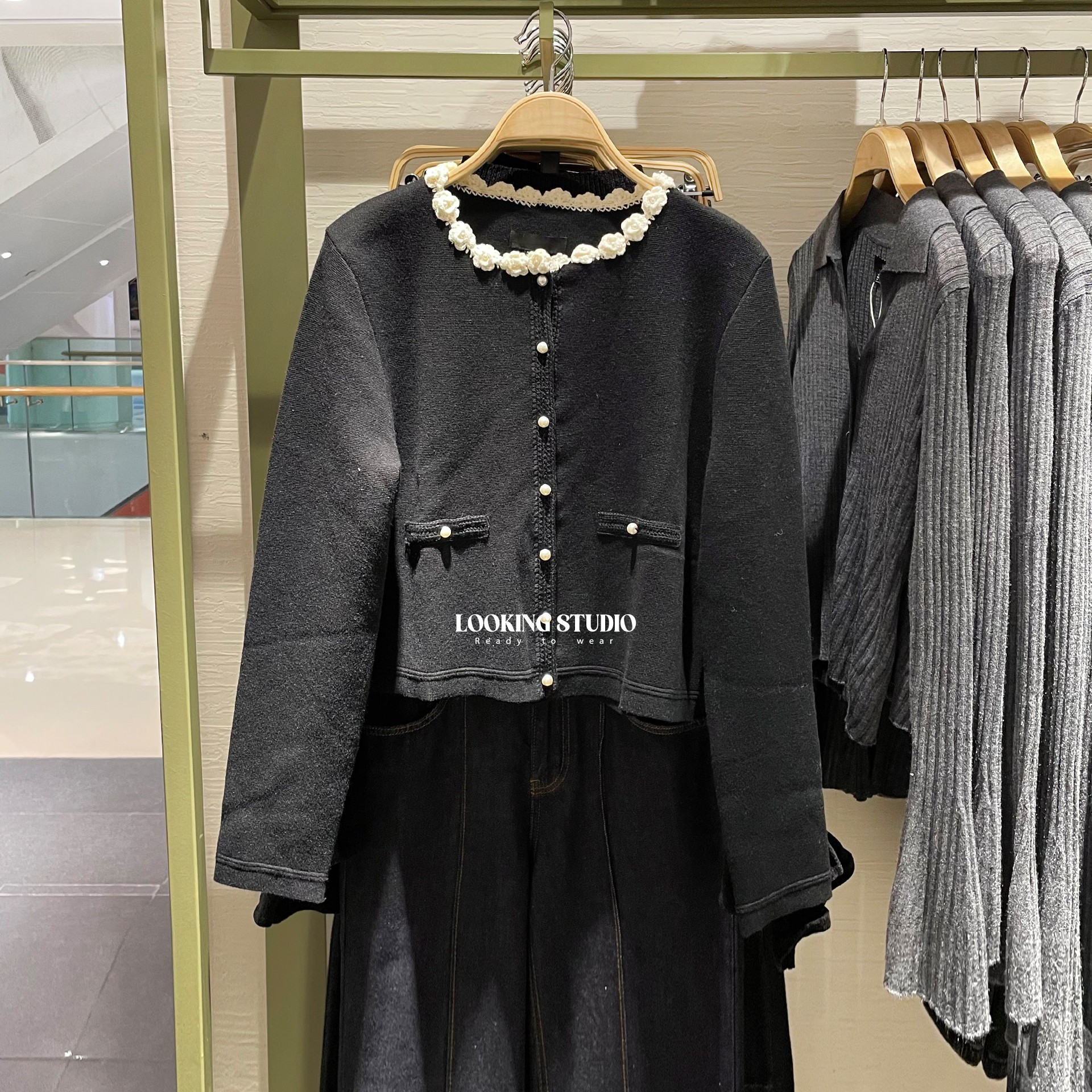 UR&DC2025秋季新款法式气质立体花朵装饰珍珠纽扣长袖针织开衫女