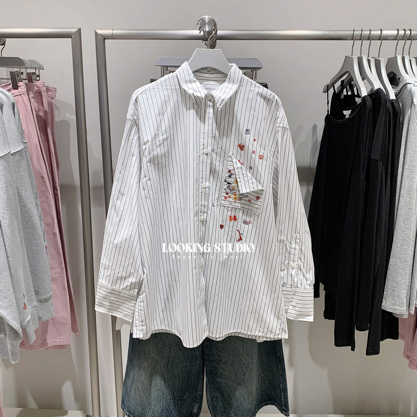 UR&DC2025秋季新款潮流趣味印花撞色棉质条纹宽松开襟长袖衬衫女