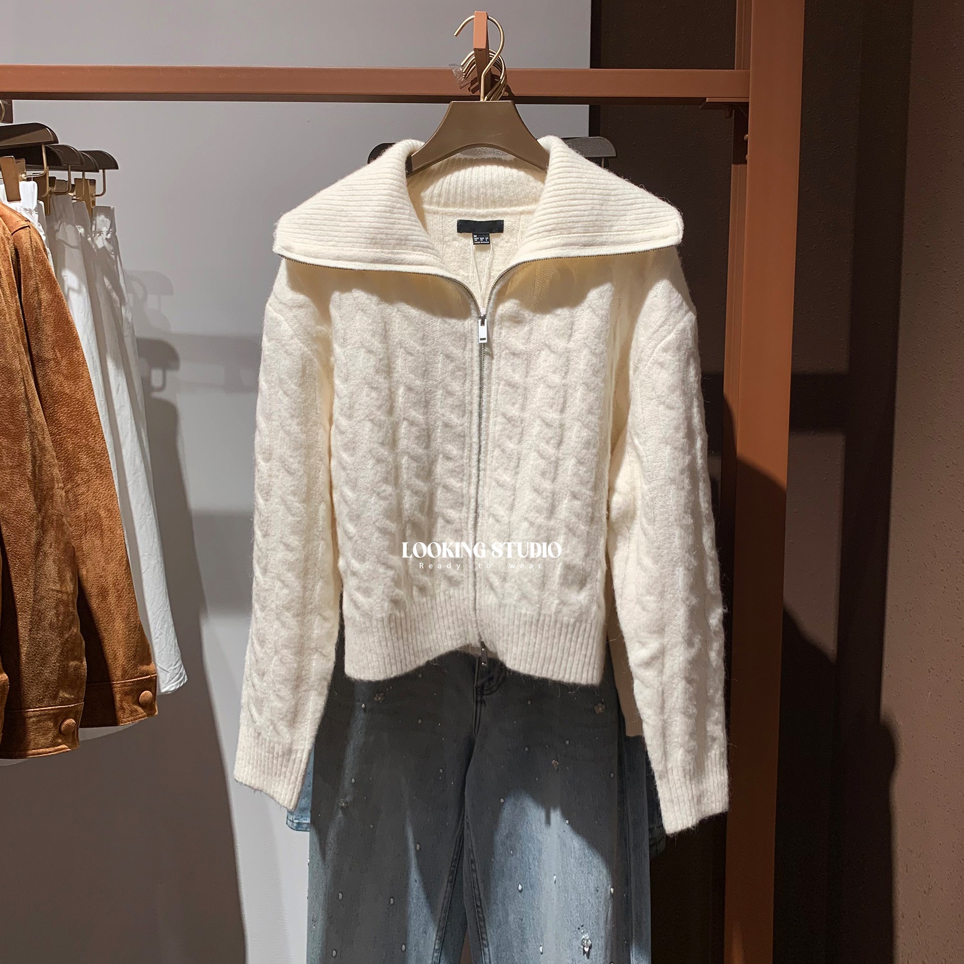 UR&DC2025冬季新款慵懒琥珀流光风翻领双拉链长袖针织开衫女上衣