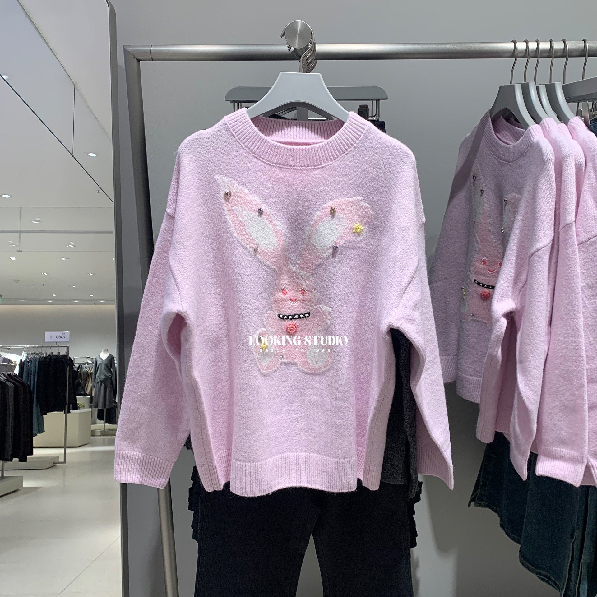 UR&DC2025冬季新款甜美风减龄兔子图案立体装饰圆领长袖针织衫女