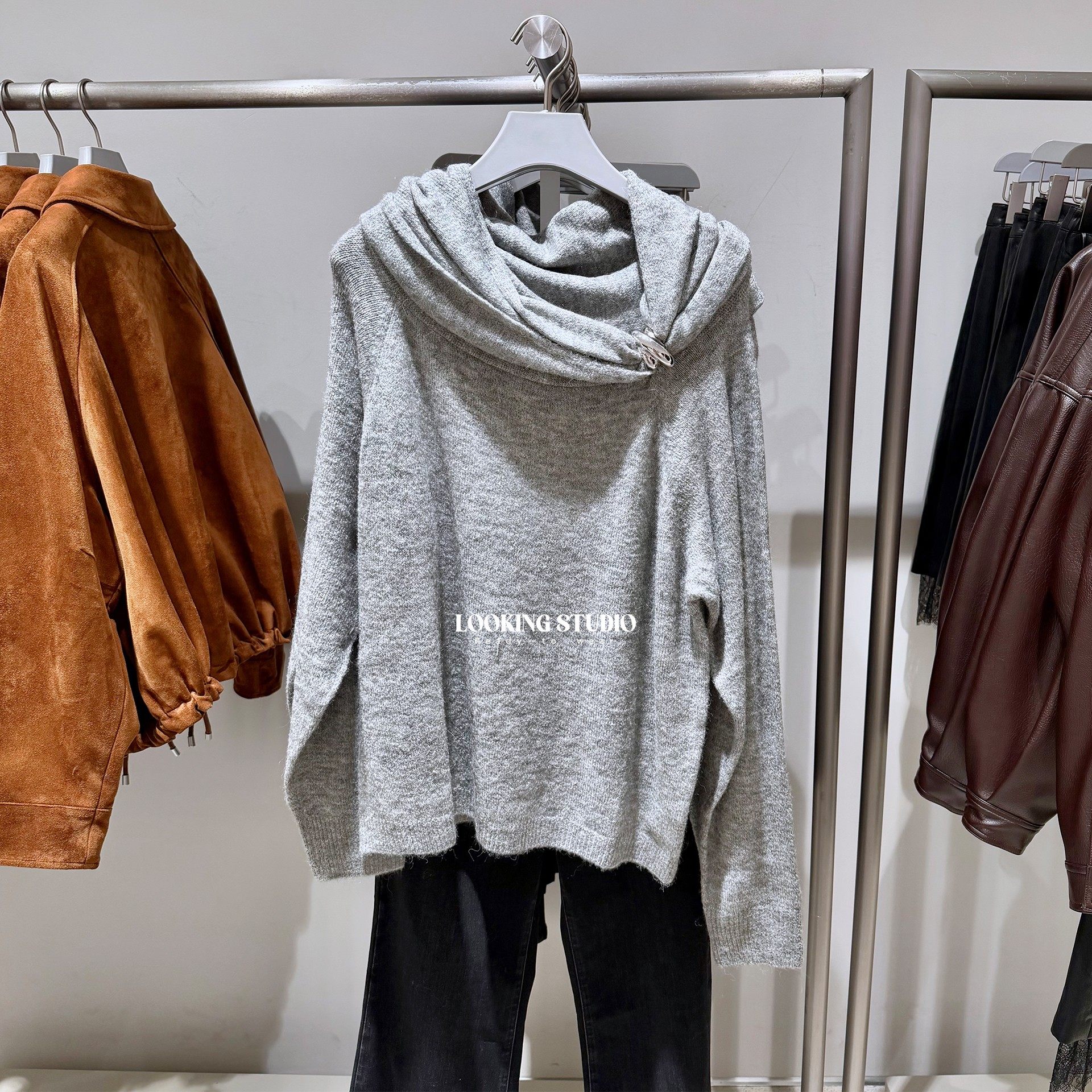 UR&DC2026春季新款设计感气质魅力金属扣扭结一字领长袖针织衫女,女装/女士精品,毛针织衫,淘宝优惠券,粉丝福利购,淘宝优惠卷