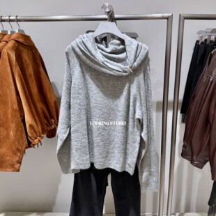 UR&DC2026春季新款设计感气质魅力金属扣扭结一字领长袖针织衫女