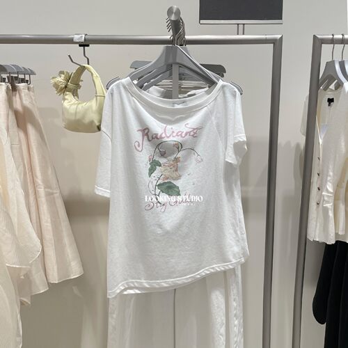 UR&DC2026夏季新款休闲风宽松时尚花卉精灵印花斜肩棉质短袖T恤女