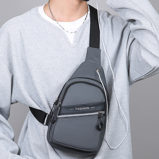 男士休闲简约风斜挎包男款单肩胸包防水多功能大容量运动旅行小包