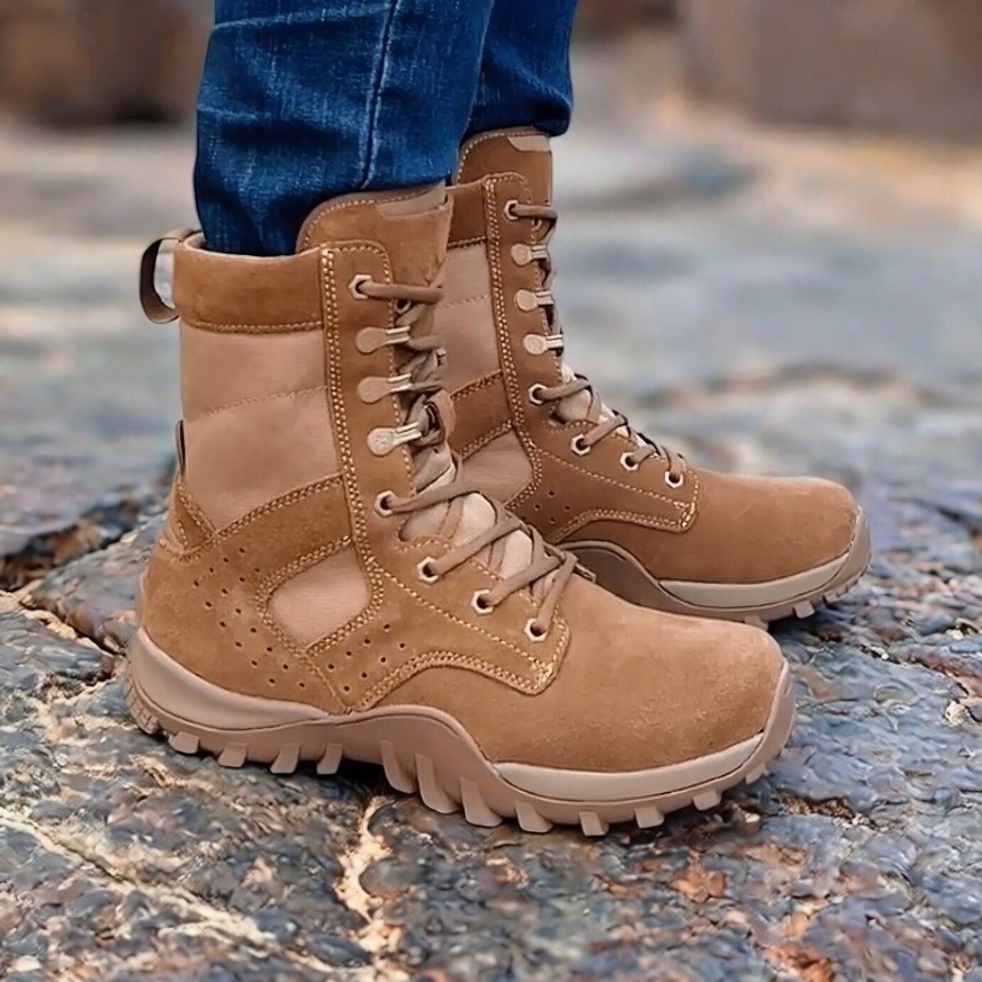 新款君洛克棕色防刺作战靴男女高帮轻便战术户外登山沙漠靴