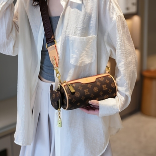 2025年巨好看包包ins小众不撞款新款冬季轻奢超火圆水桶包斜挎女