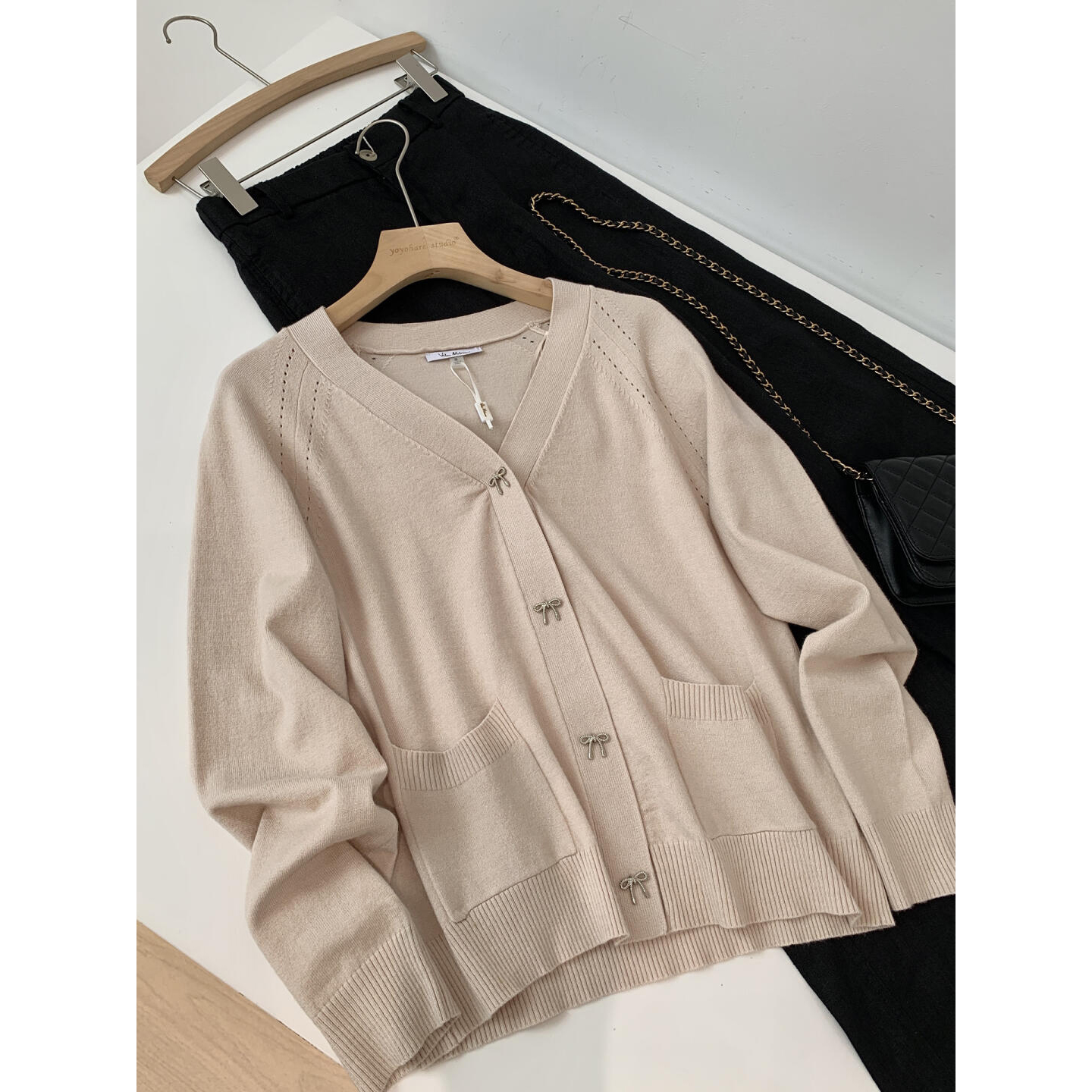 蝴蝶结扣子套头针织衫