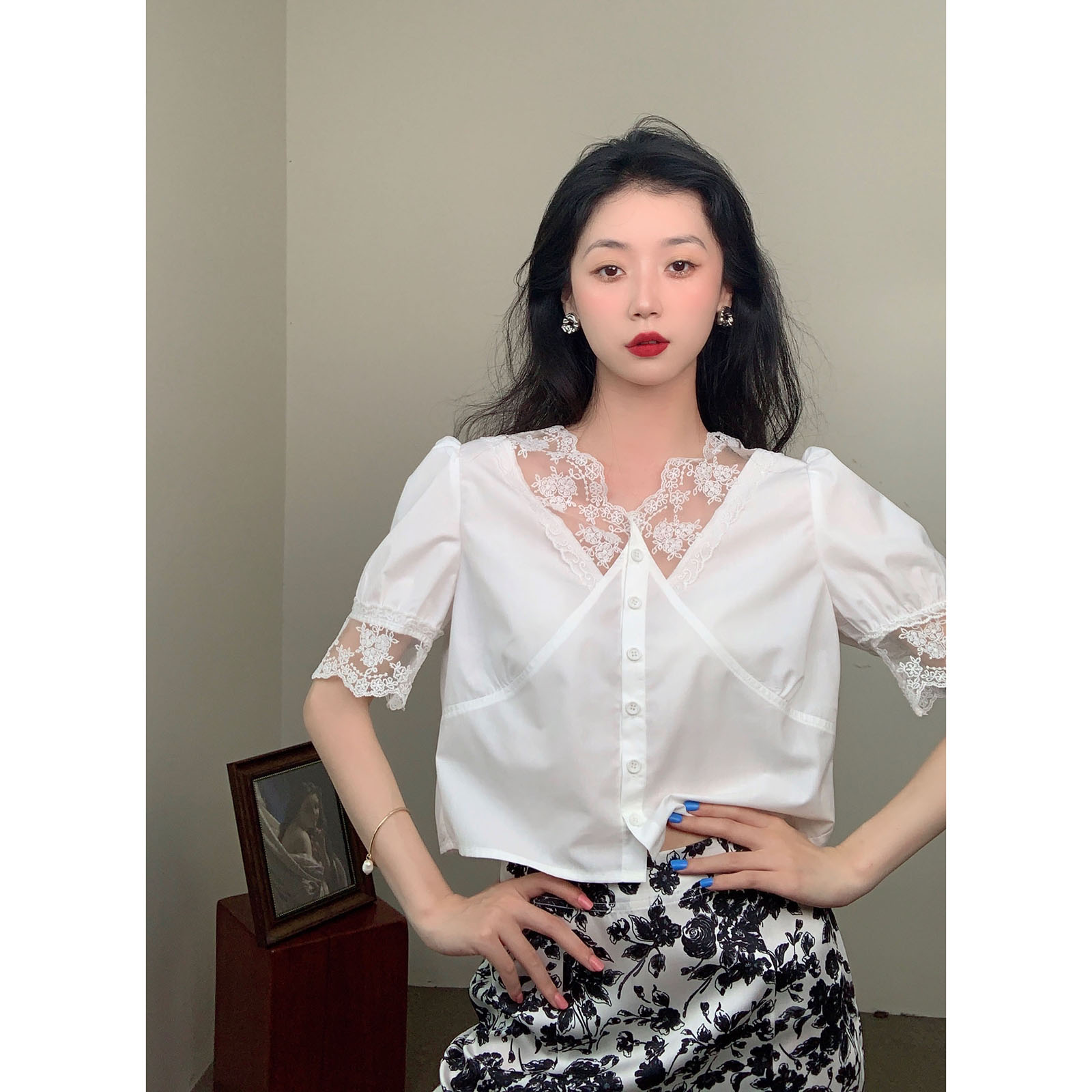 鹭青一夏季新款复古蕾丝V领小衫百搭纯色短袖气质上衣女