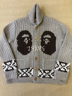BAPE 大猿人头羊毛木扣毛衣外套