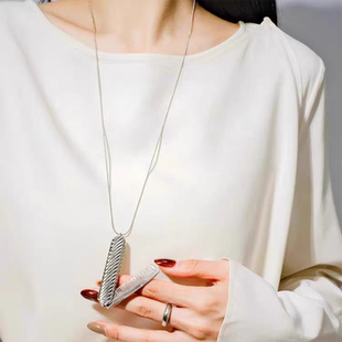 个性独特重工金属梳子项链女款2025新款高级感长款条纹吊坠毛衣链