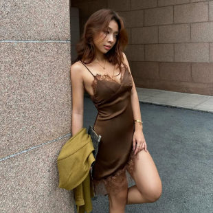 KLIOU 百搭短裙潮 奶咖棕系复古蕾丝拼接V领吊带连衣裙女显瘦修身