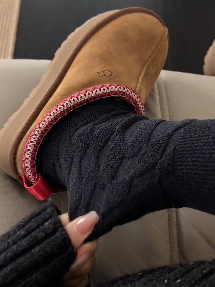 THE PLUSH PAIR OF SNOW BOOTS IS REALLY WARM AND BEAUTIFUL WEAR A TOWEL ON THE REVERSE AND THICKEN THE SOLID COLOR TO BE VERSATILE IN AUTUMN AND WINTER