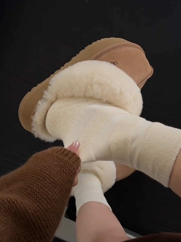 THE PLUSH PAIR OF SNOW BOOTS IS REALLY WARM AND BEAUTIFUL WEAR A TOWEL ON THE REVERSE AND THICKEN THE SOLID COLOR TO BE VERSATILE IN AUTUMN AND WINTER