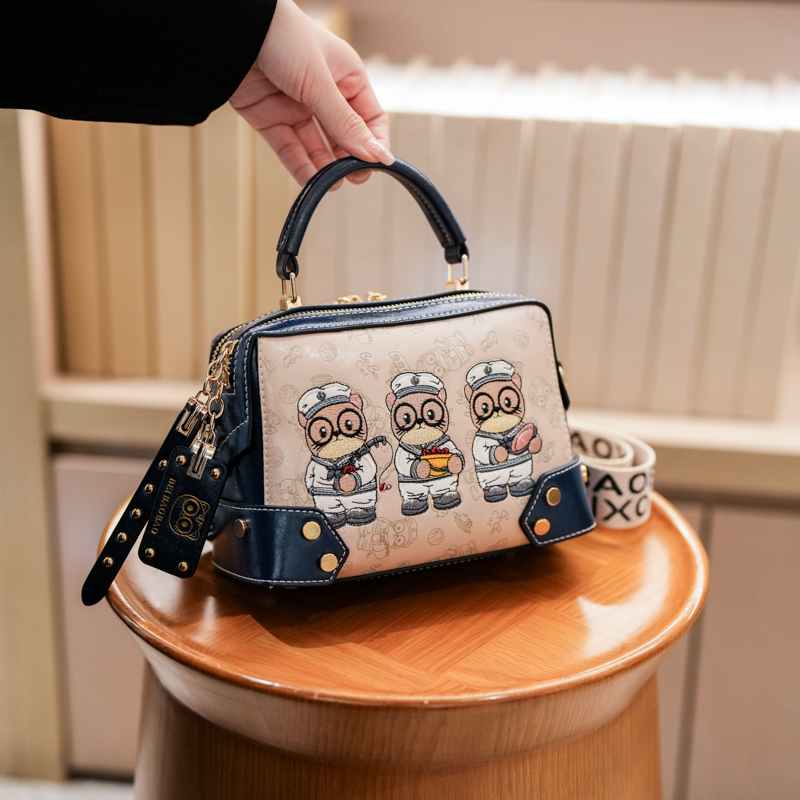 新款撞色单肩斜挎包小熊相机包