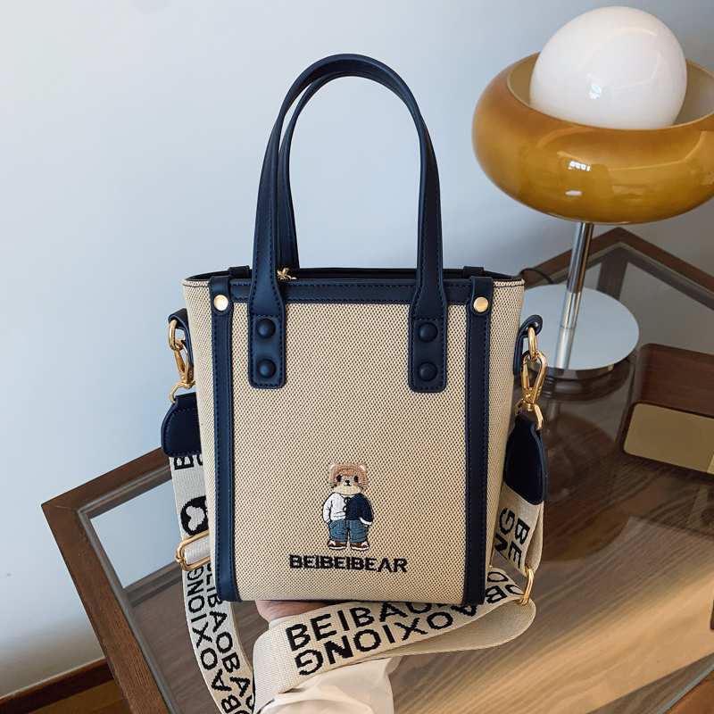2025新款原创小熊帆布水桶包
