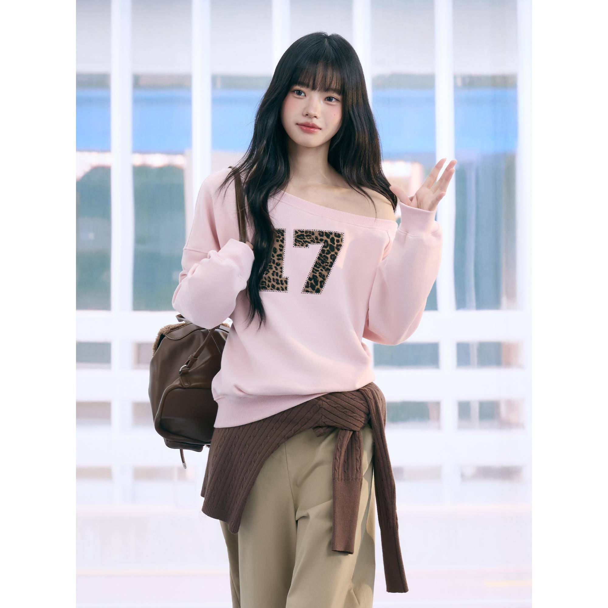 weekendhub豹纹数字贴布斜肩卫衣女韩系宽松慵懒风上衣粉色秋季新