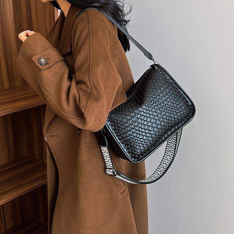 高级通勤包包包女2025新款大容量单肩腋下爆款流行编织斜挎饺子包
