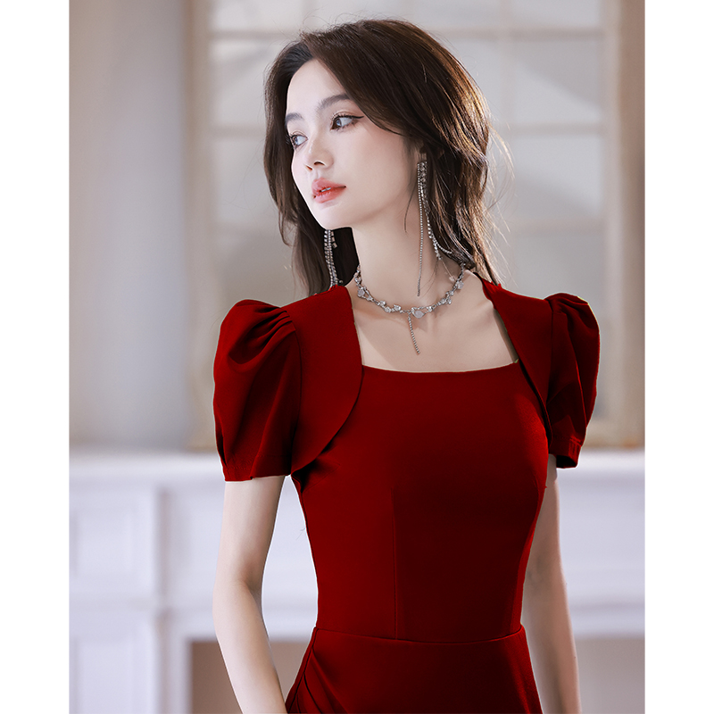 阿莲莉赫本风方领红色敬酒服新娘