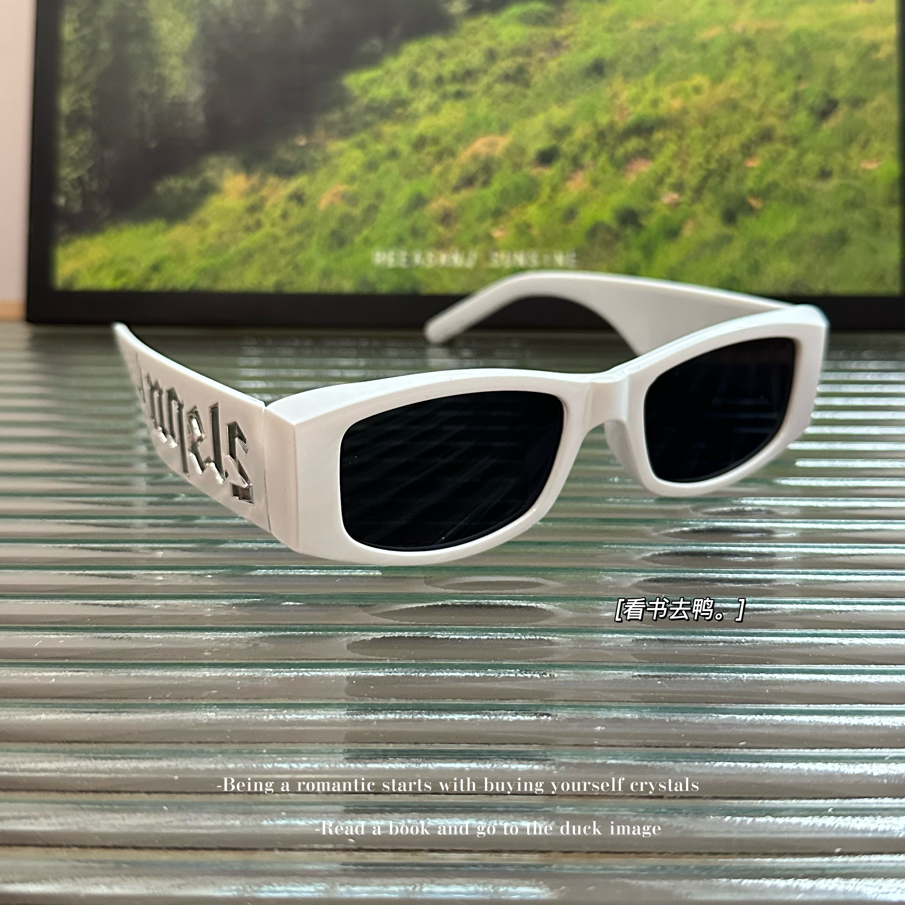 无聊了戴个小框字母眼镜