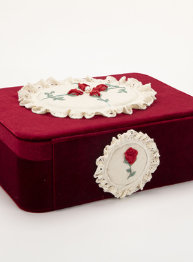 Sofis高档精致玫瑰花刺绣首饰盒丝绒收纳盒蕾丝花边装饰红色新款
