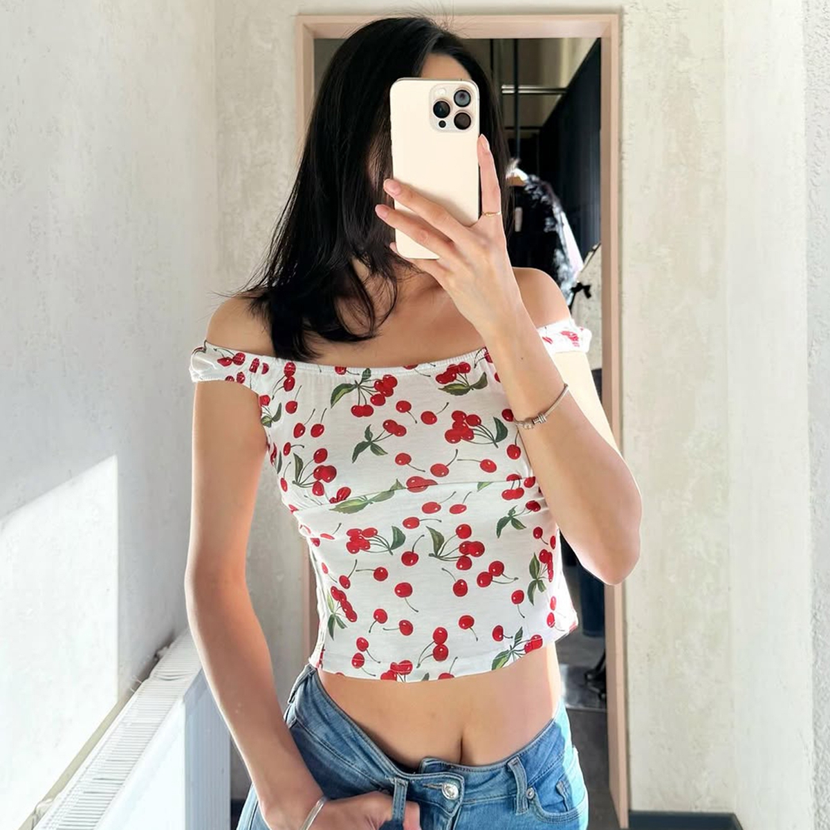 小樱桃印花一字领露肩短上衣