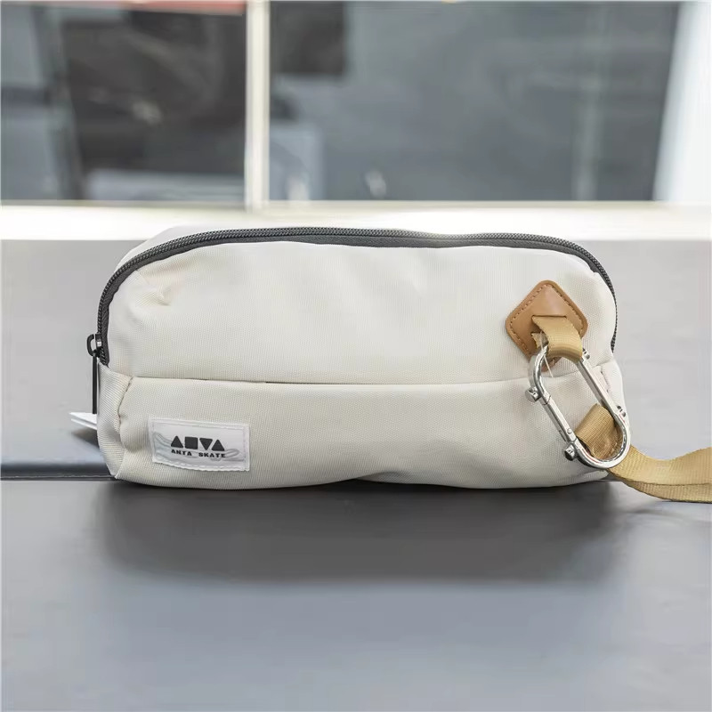 安踏王一博同款斜挎包男女运动通勤包轻便骑行单肩胸包192528131