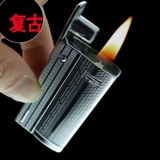 Старомодная ретро ветрозащитная зажигалка на керосине