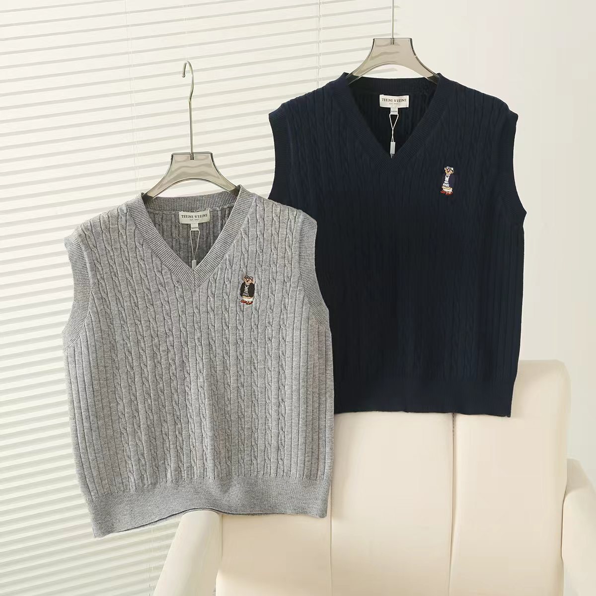 2025秋冬新款学院风绞花针织复古刺绣V领背心马甲女TTKN25O901Z