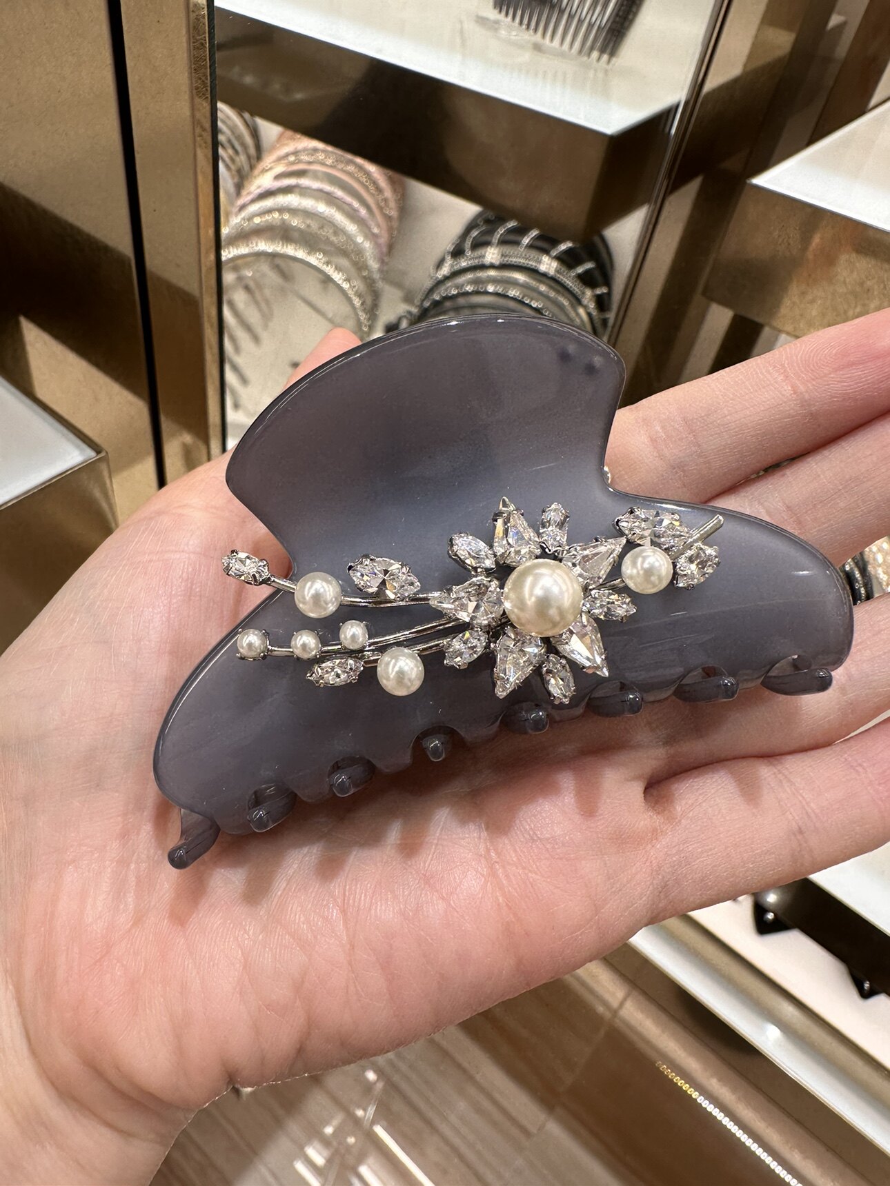 alexandre zouari亚历山大施华利发饰双面水钻珍珠花花大抓夹8cm