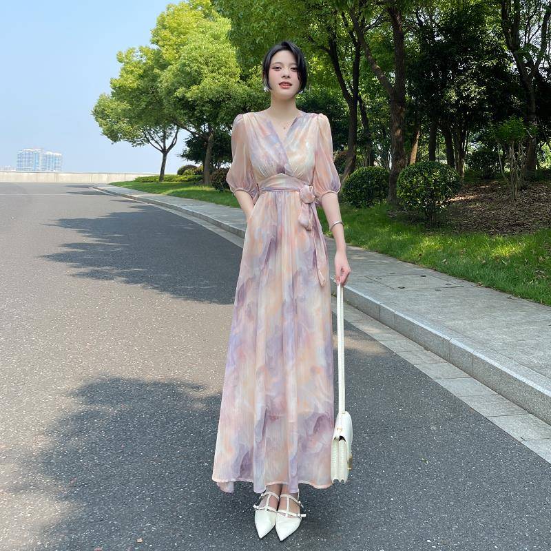 碎花连衣裙女2025夏季新款设计感气质收腰显瘦茶歇法式系带长裙子
