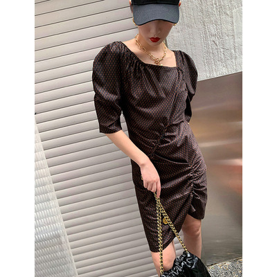 复古不对称褶皱泡泡袖连衣裙