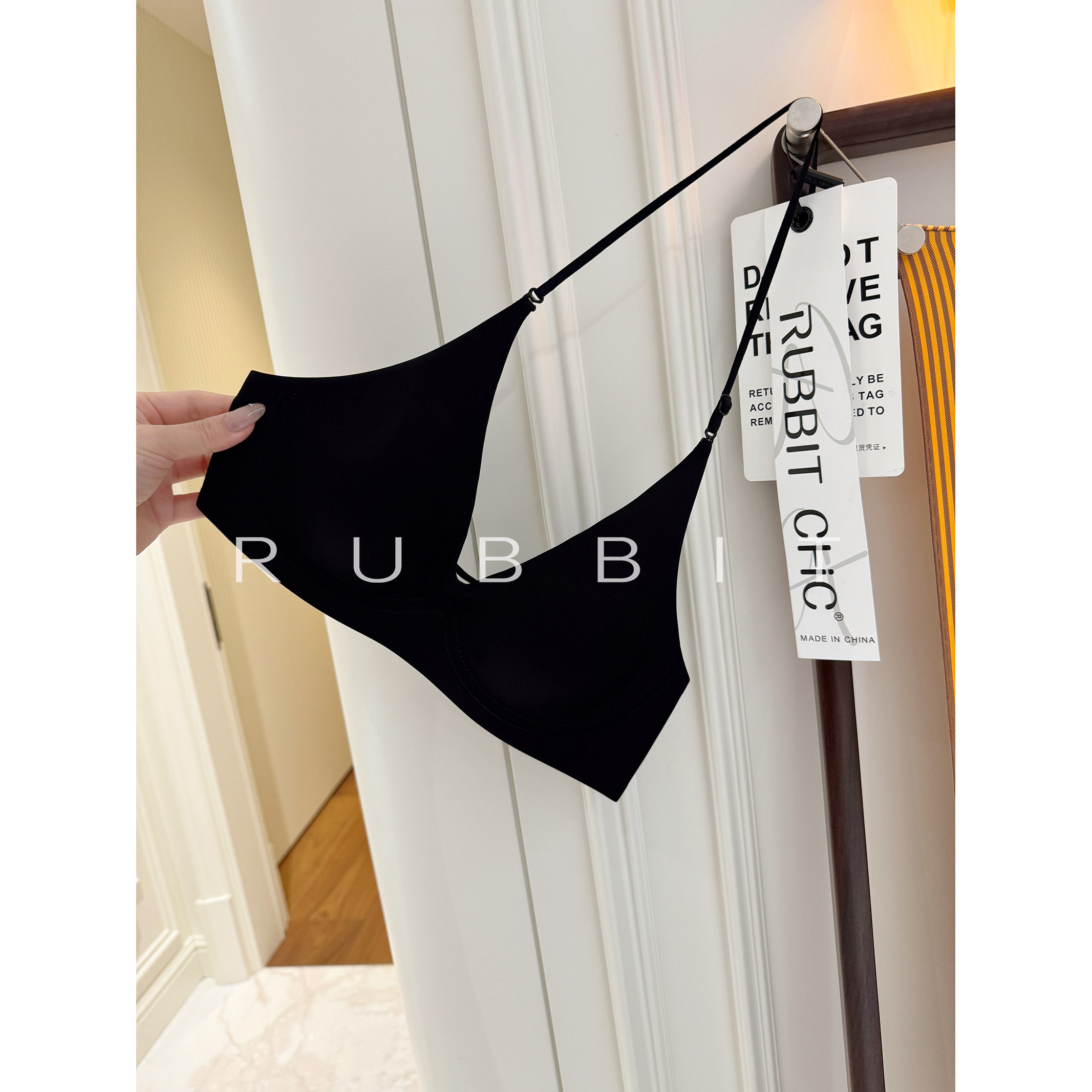RUBBIT CHIC拿捏小心思 挂脖露美背深V薄款无痕细肩带文胸内衣
