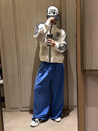 复古运动条纹刺绣徽章设计卫裤