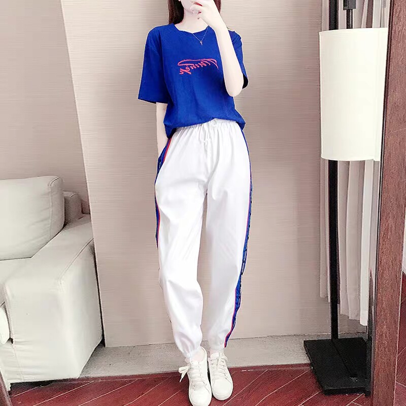 여름 여성을 위한 스포츠 및 레저 정장 새로운 스타일의 댄스 한국식 패셔너블한 하이엔드 반팔 투피스 세트로 연령 추세를 낮추는 여성용