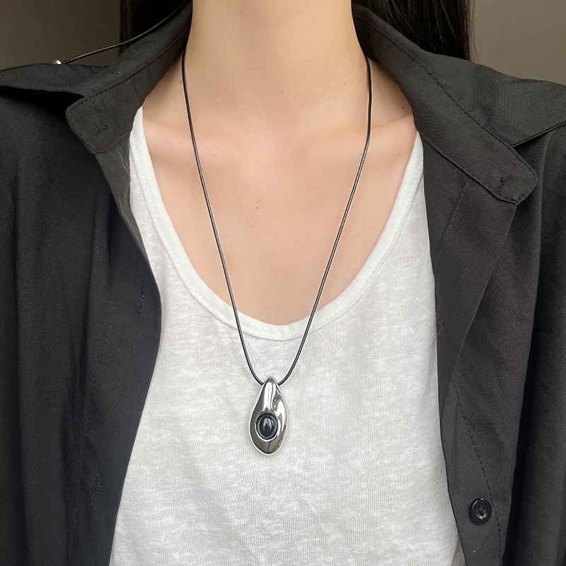 高级感轻奢黑皮绳水滴吊坠项链