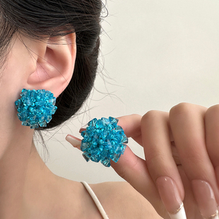 蓝色串珠耳钉女气质度假风手工编织绣球耳环小众高级感显白耳饰