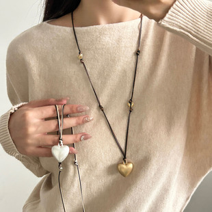 小众设计金属爱心吊坠项链女长款 饰 双色皮绳高级感毛衣链配饰装