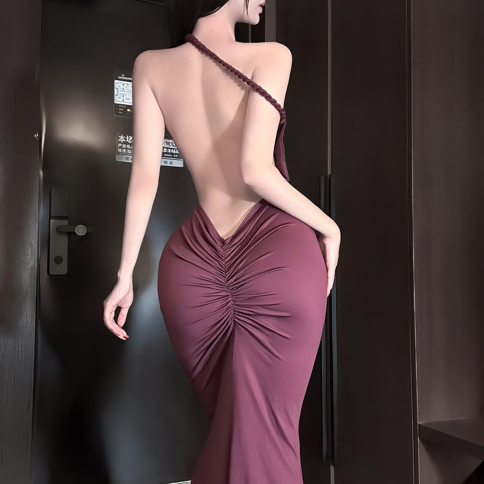 q趣内衣新款挂脖露背褶皱包臀性感气质高个子优雅纯色连衣裙qqny