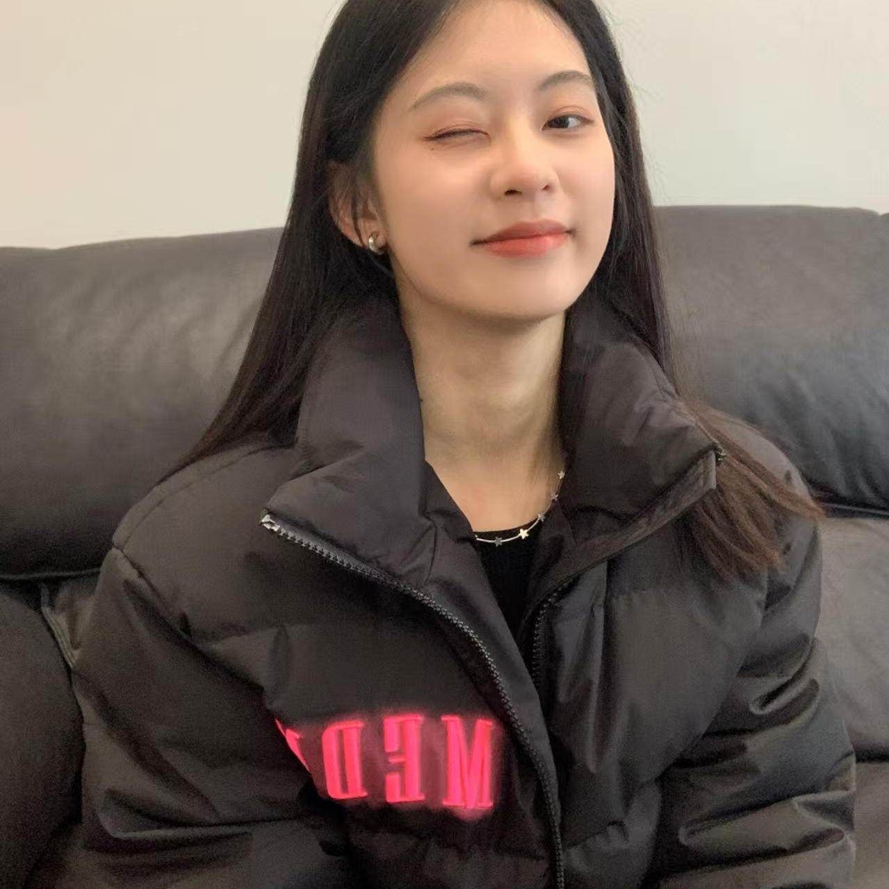 MEDM白鸭绒霓虹灯刺绣短款羽绒服