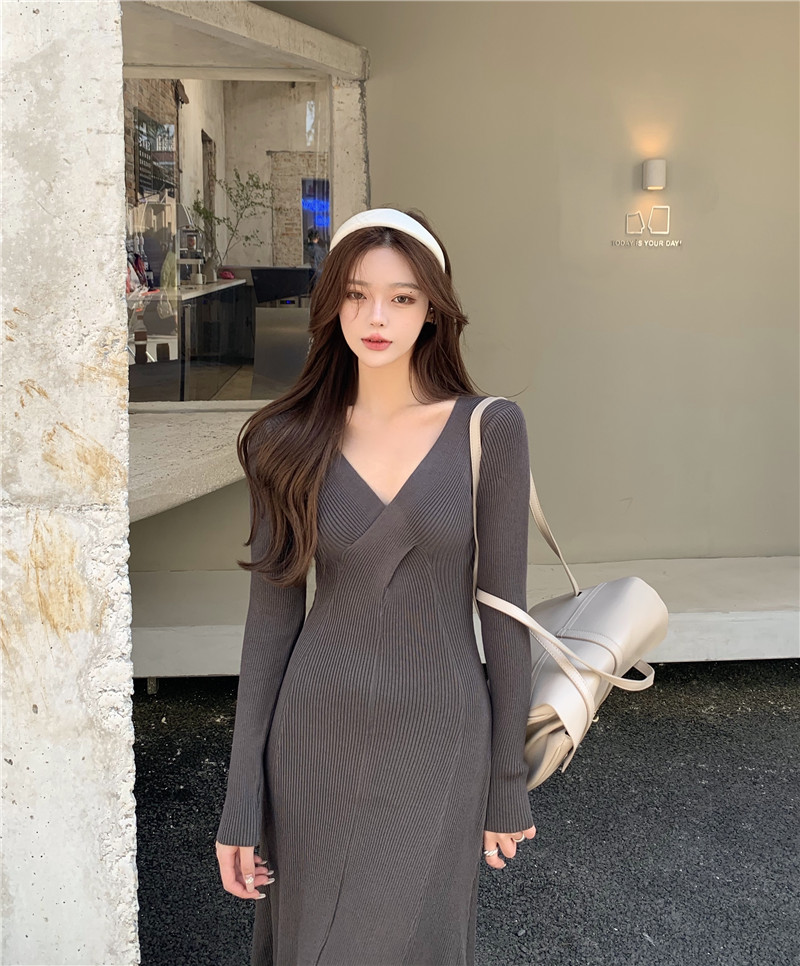 Real shot real price show thin long sleeve V-neck knitted bottomed dress with feminine temperament and long skirt